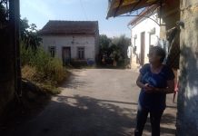 Família em Mala “queixa-se” de viver junto a uma “ilha de mato”