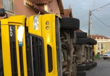 Camião carregado de ração tomba na EN234 no Luso